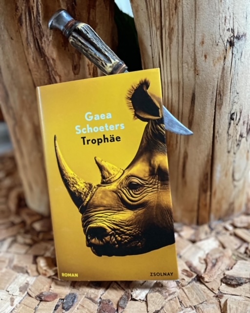 Ein Buch mit einem Nashorn und Titel: Gaea Schoeters Trophäe
